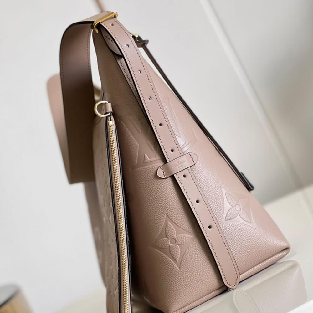 LV CARRYALL PM – EXCLUSIVELY ONLINE