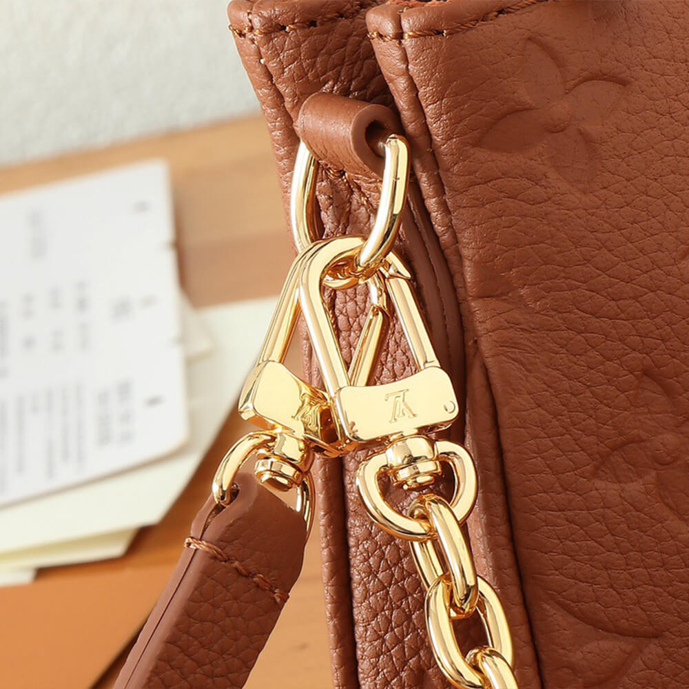 LV Liv Pochette