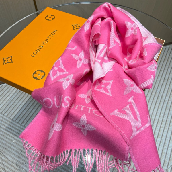 l0*is V*t0n essential scarf