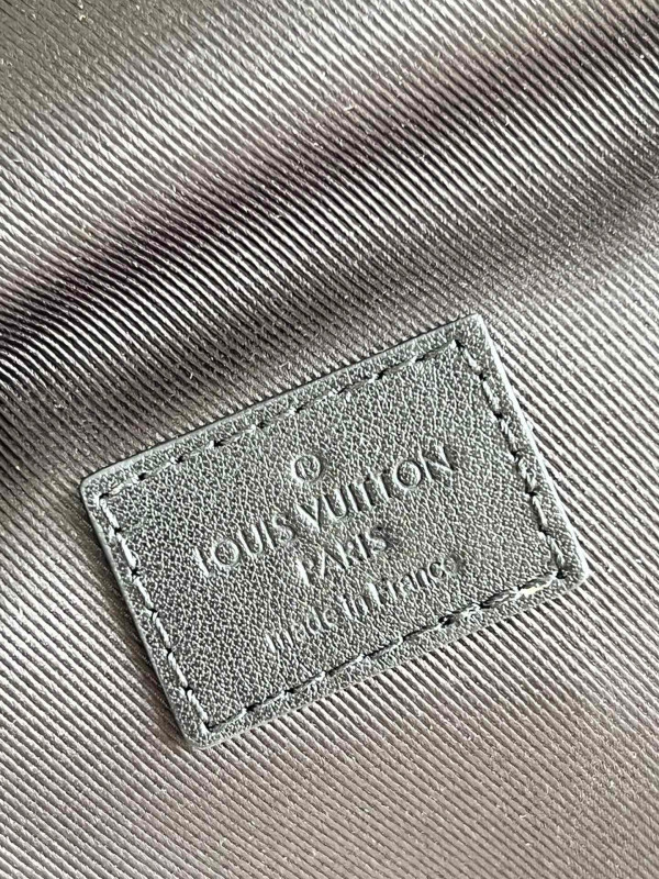 l0*is V*t0n s-lock vertical wearable wallet