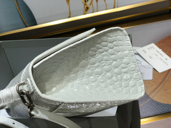 Ba*len*cia*ga hourglass