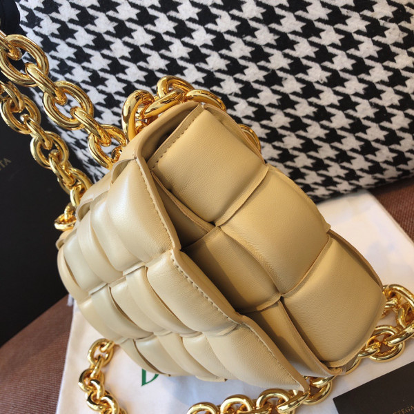 bo*te*ga Ve*ne*ta the chain cassette