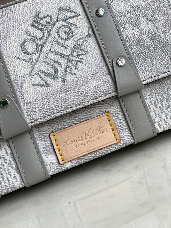 l0*is V*t0n trunk slingbag