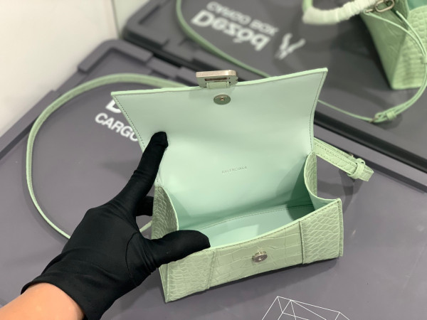 Ba*len*cia*ga hourglass