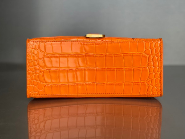 Ba*len*cia*ga hourglass