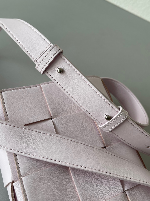 bo*te*ga Ve*ne*ta cassette