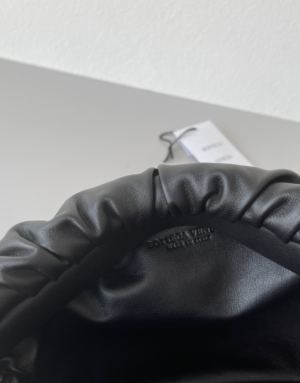 bo*te*ga Ve*ne*ta the chain pouch