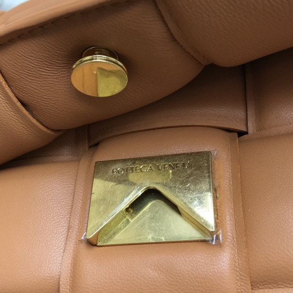 bo*te*ga Ve*ne*ta the chain cassette