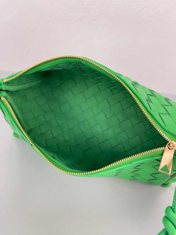 bo*te*ga Ve*ne*ta pouch on strap