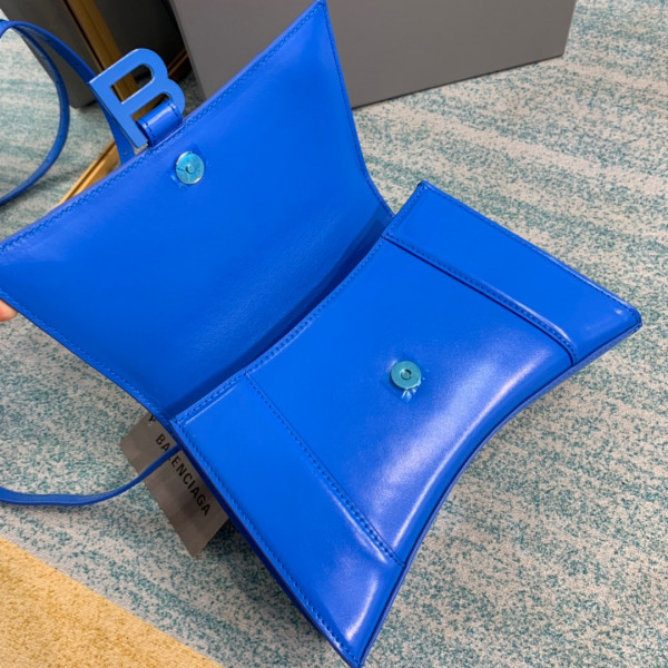 Ba*len*cia*ga hourglass