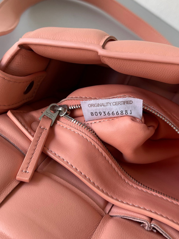 bo*te*ga Ve*ne*ta cassette