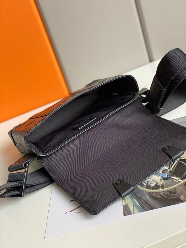 l0*is V*t0n trunk slingbag