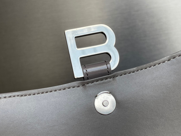 Ba*len*cia*ga hourglass