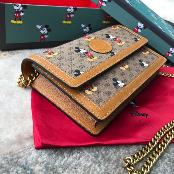 disney x G*u*i gg chain wallet