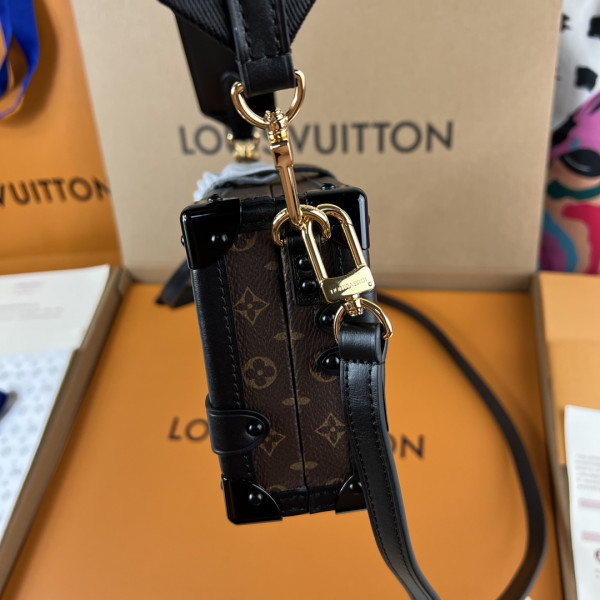 l0*is V*t0n petite malle east west