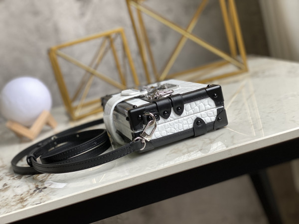 l0*is V*t0n petite malle