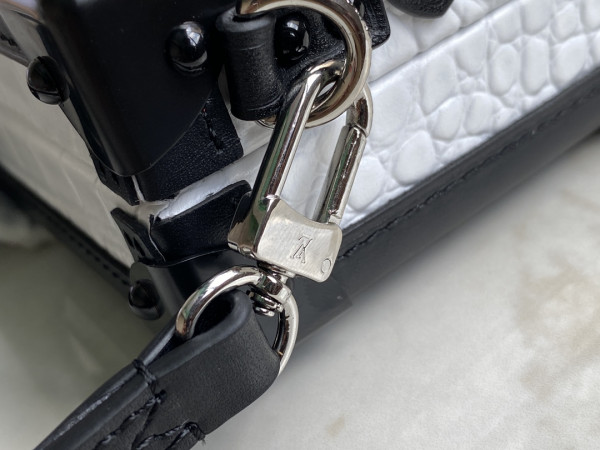 l0*is V*t0n petite malle