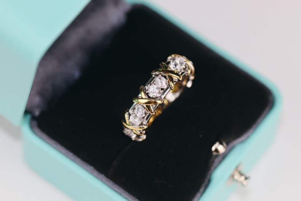 T*f*ny sixteen stone ring