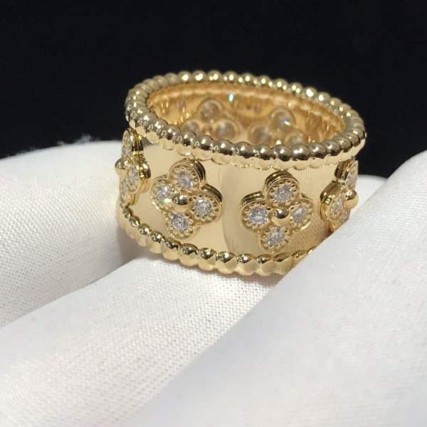 V*N CL*F & arpels  perlée clovers ring