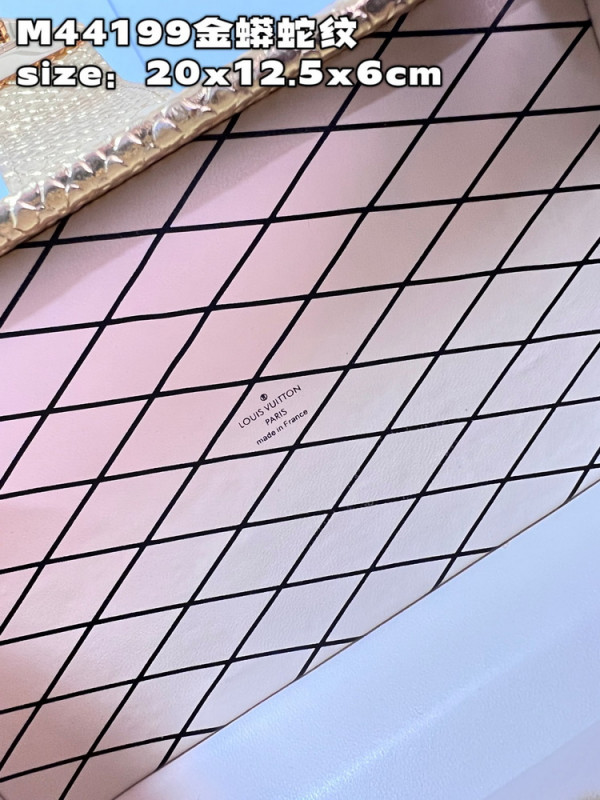 l0*is V*t0n petite malle