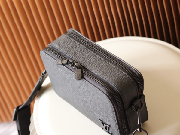 l0*is V*t0n alpha wearable wallet