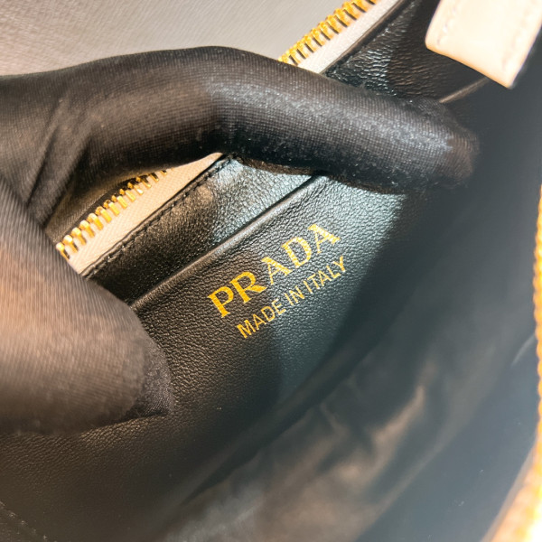 Pra*a arqué leather shoulder bag-22.5*18.5*6cm