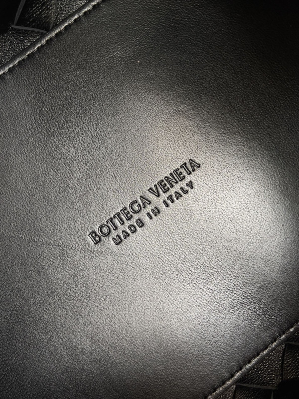 bo*te*ga Ve*ne*ta small parachute chain