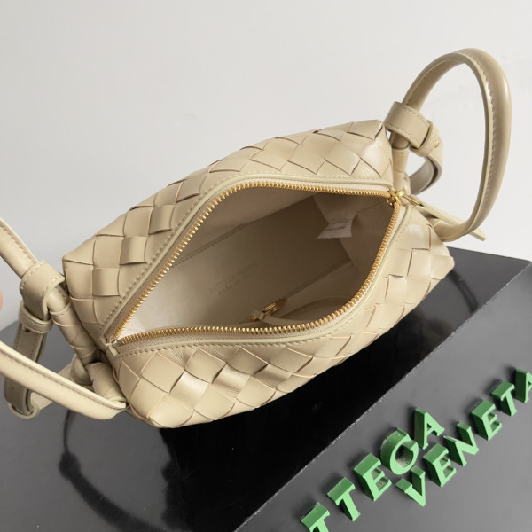 bo*te*ga Ve*ne*ta loop top handle