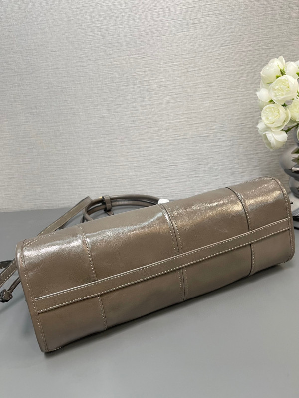 Pra*a medium leather handbag