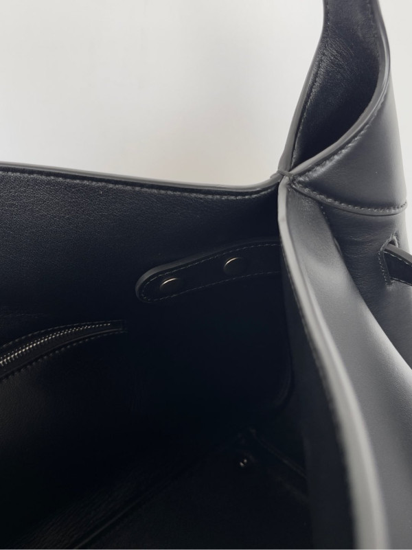 Ba*len*cia*ga bel air large shoulder bag