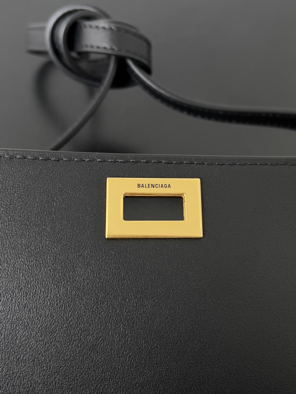 Ba*len*cia*ga bel air small clutch