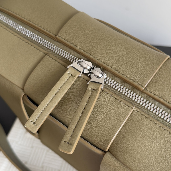 bo*te*ga Ve*ne*ta  arco camera bag -28*18*9cm